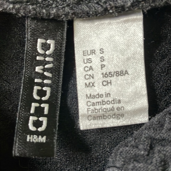 Black crop top. Sleeveless. Size small - Picture 2 of 3